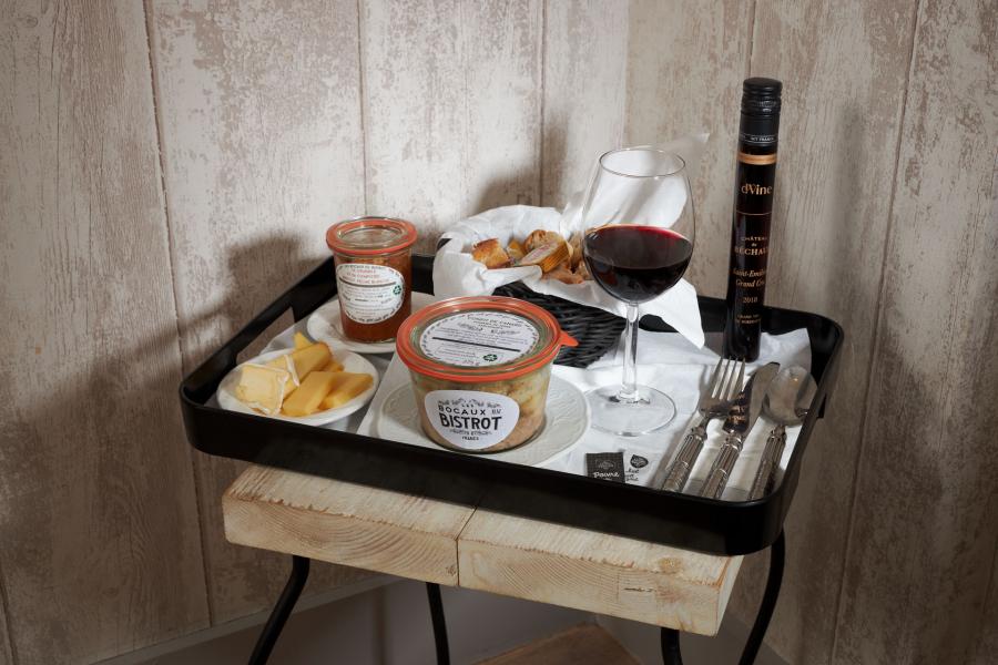 Les Plumes - Room Service